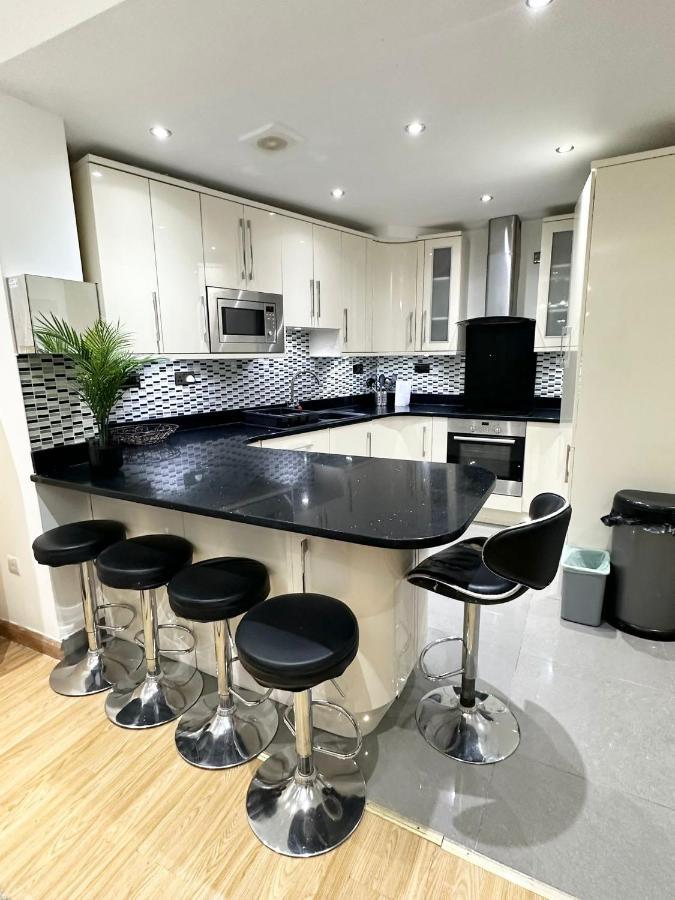 London Charm - Comfortable Room In Spacious House Exterior photo